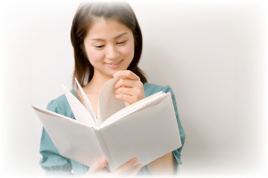看護予備校で本を読む生徒